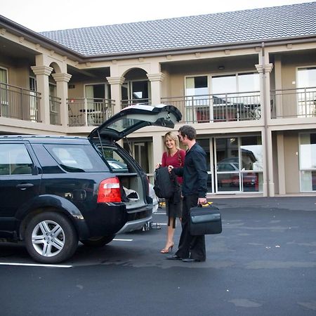 Salerno Motel Apartments Christchurch Ngoại thất bức ảnh A hotel porter assisting a guest