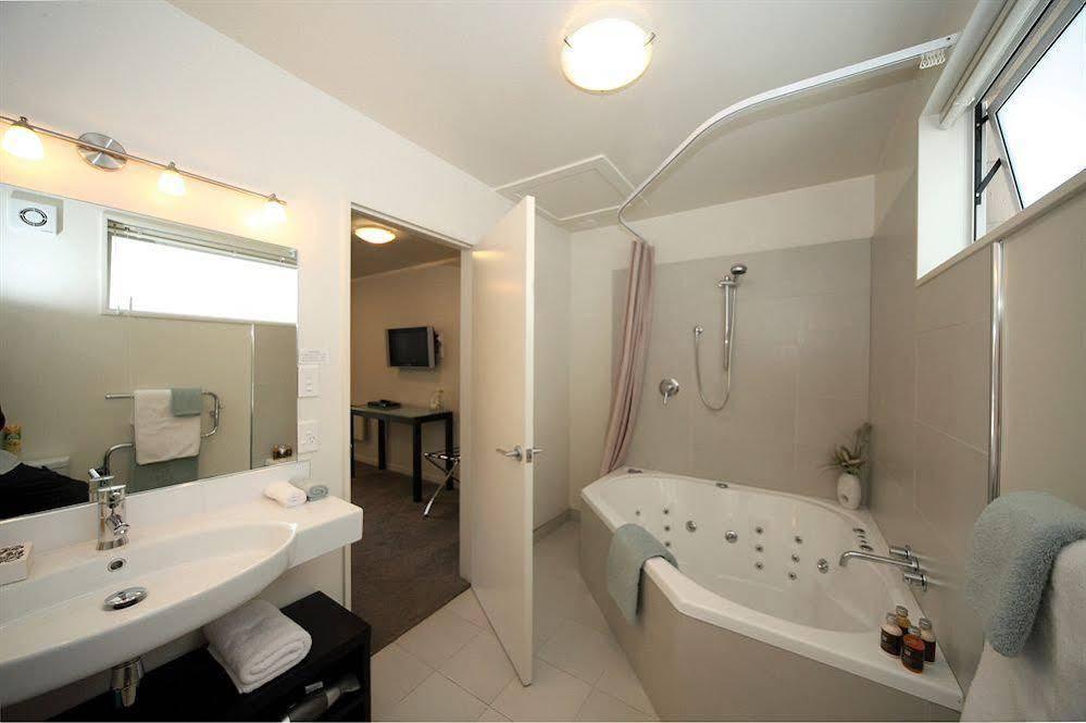 Salerno Motel Apartments Christchurch Ngoại thất bức ảnh A bathroom in a hotel