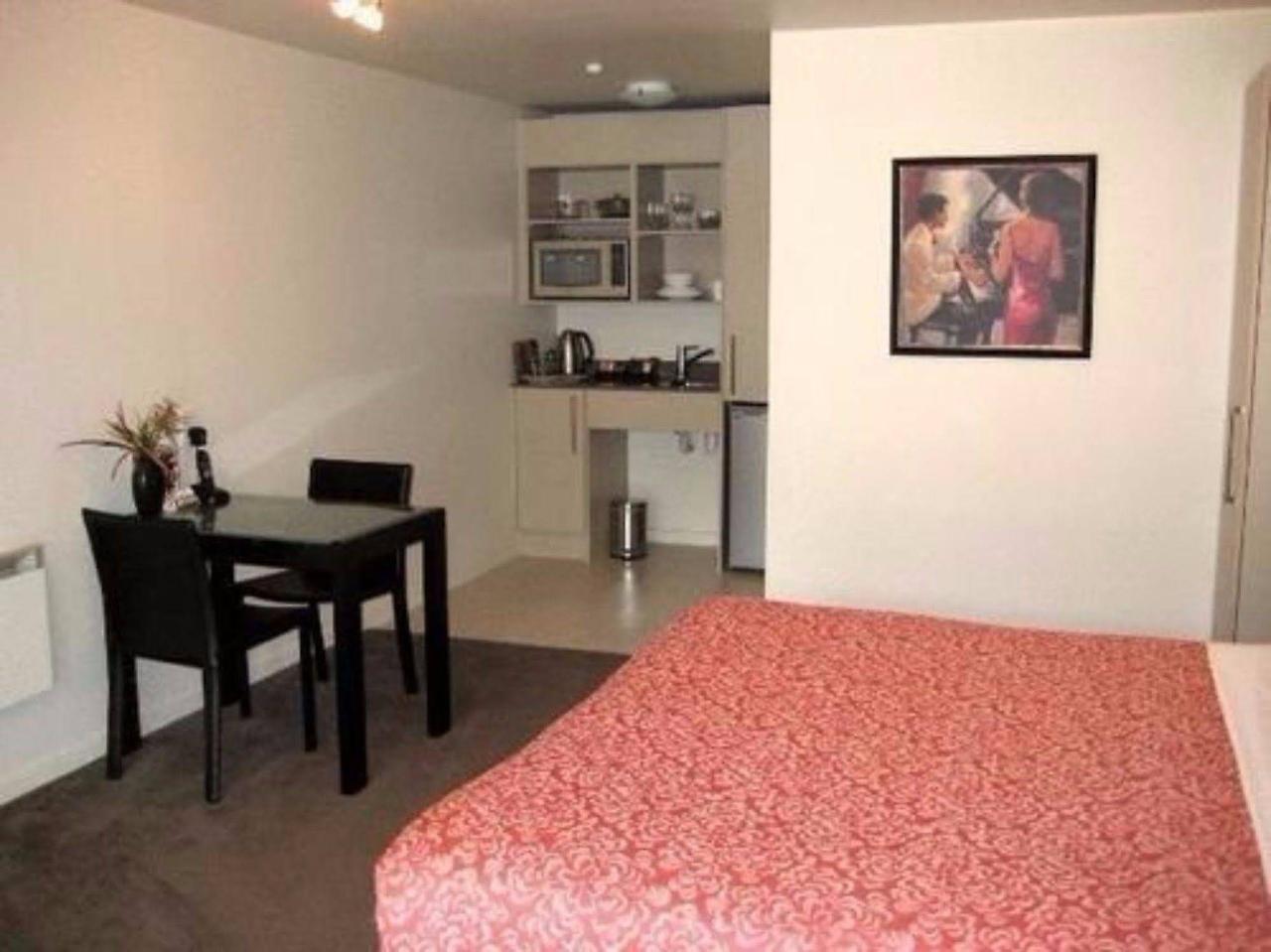 Salerno Motel Apartments Christchurch Ngoại thất bức ảnh A studio apartment in New Zealand