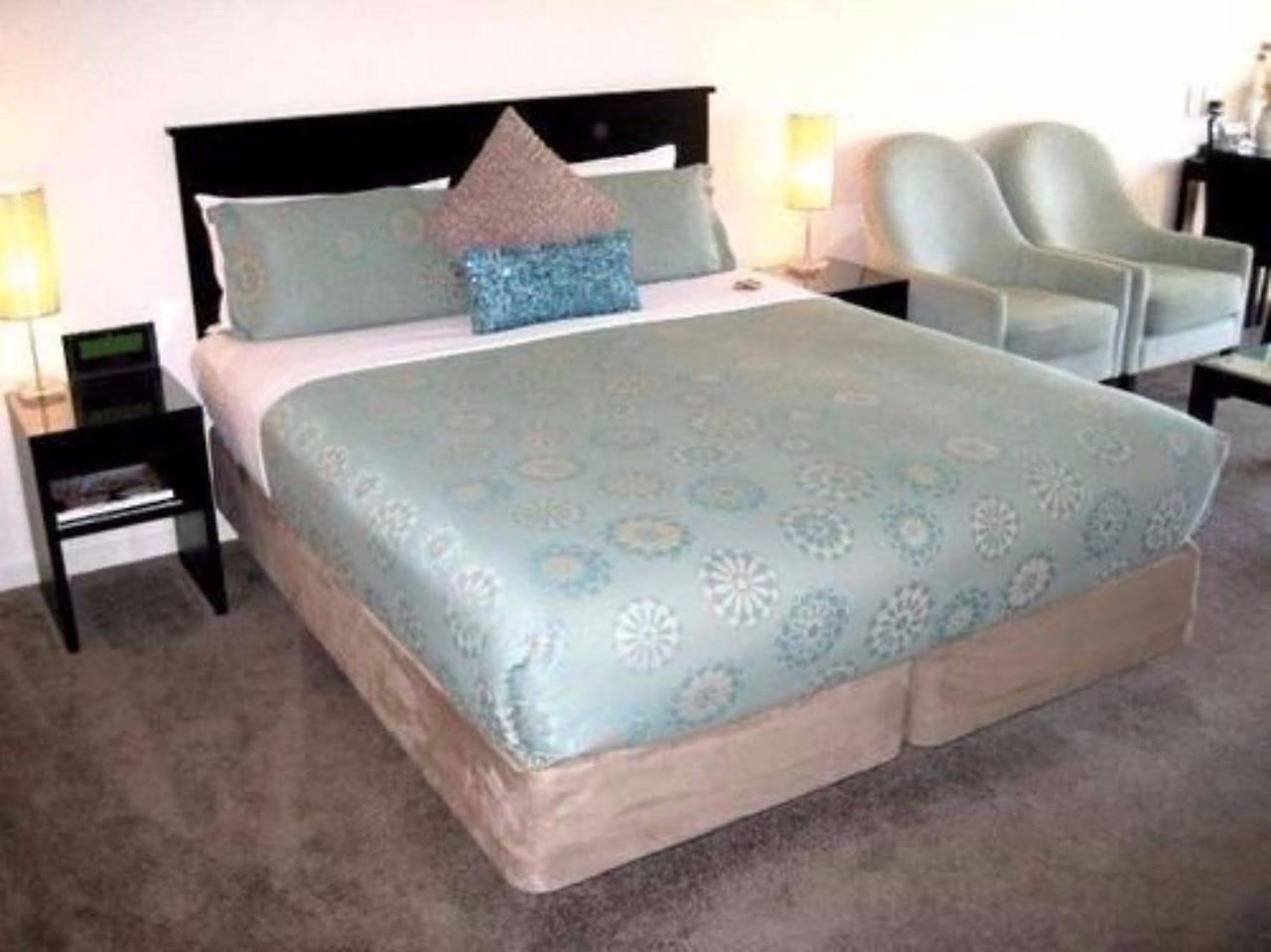 Salerno Motel Apartments Christchurch Ngoại thất bức ảnh A bed with a bed skirt