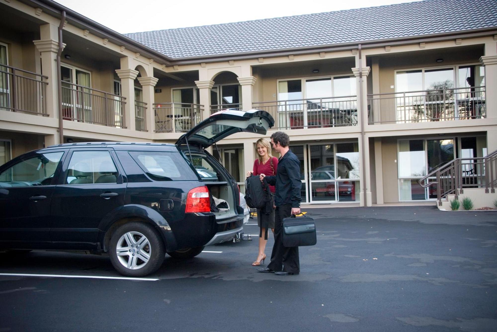 Salerno Motel Apartments Christchurch Ngoại thất bức ảnh A hotel porter assisting a guest