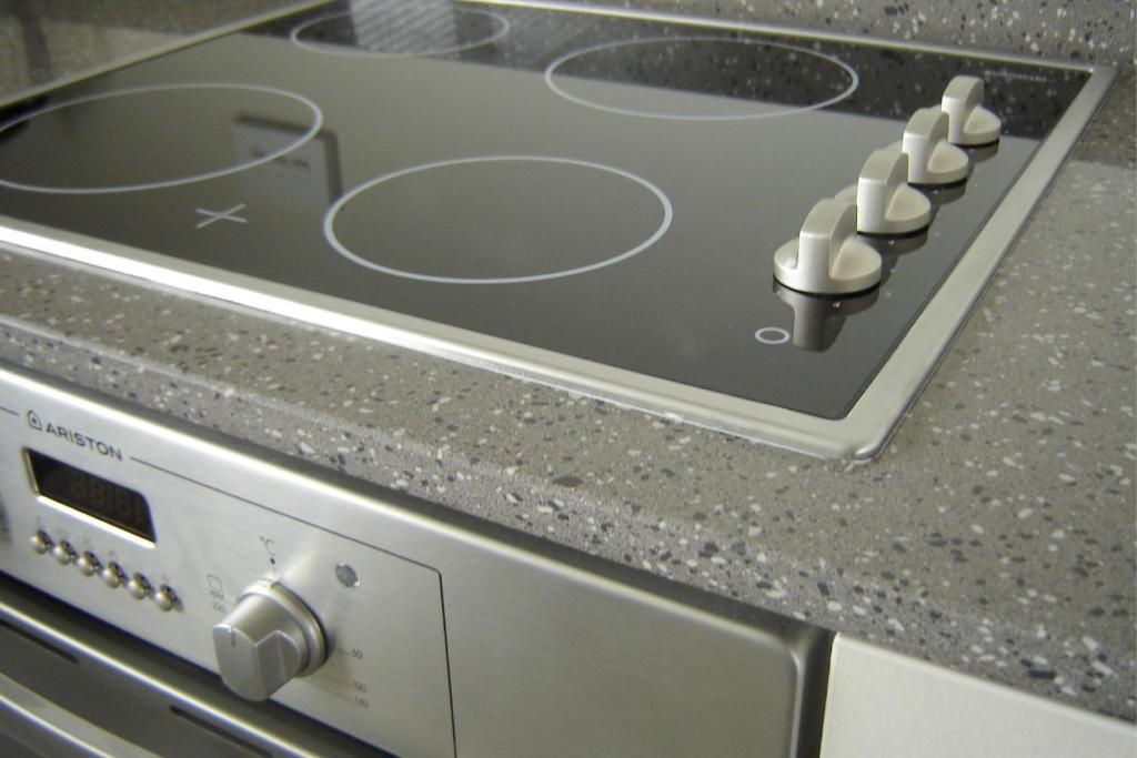 Salerno Motel Apartments Christchurch Phòng bức ảnh A ceramic stovetop