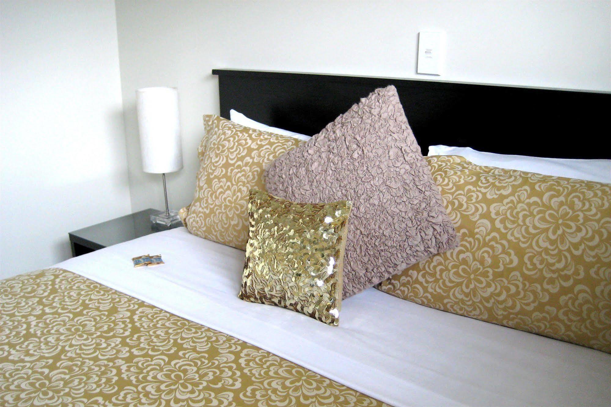 Salerno Motel Apartments Christchurch Ngoại thất bức ảnh Sequin pillows