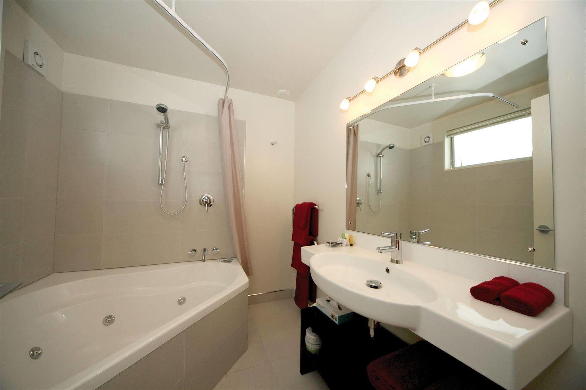 Salerno Motel Apartments Christchurch Ngoại thất bức ảnh Bathroom