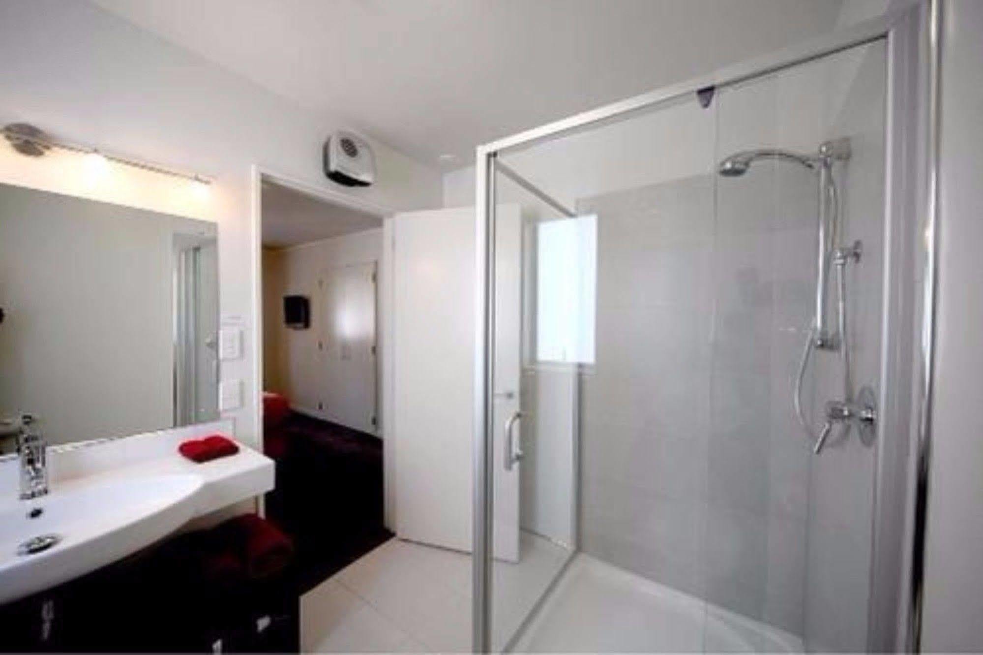 Salerno Motel Apartments Christchurch Ngoại thất bức ảnh A shower cubicle