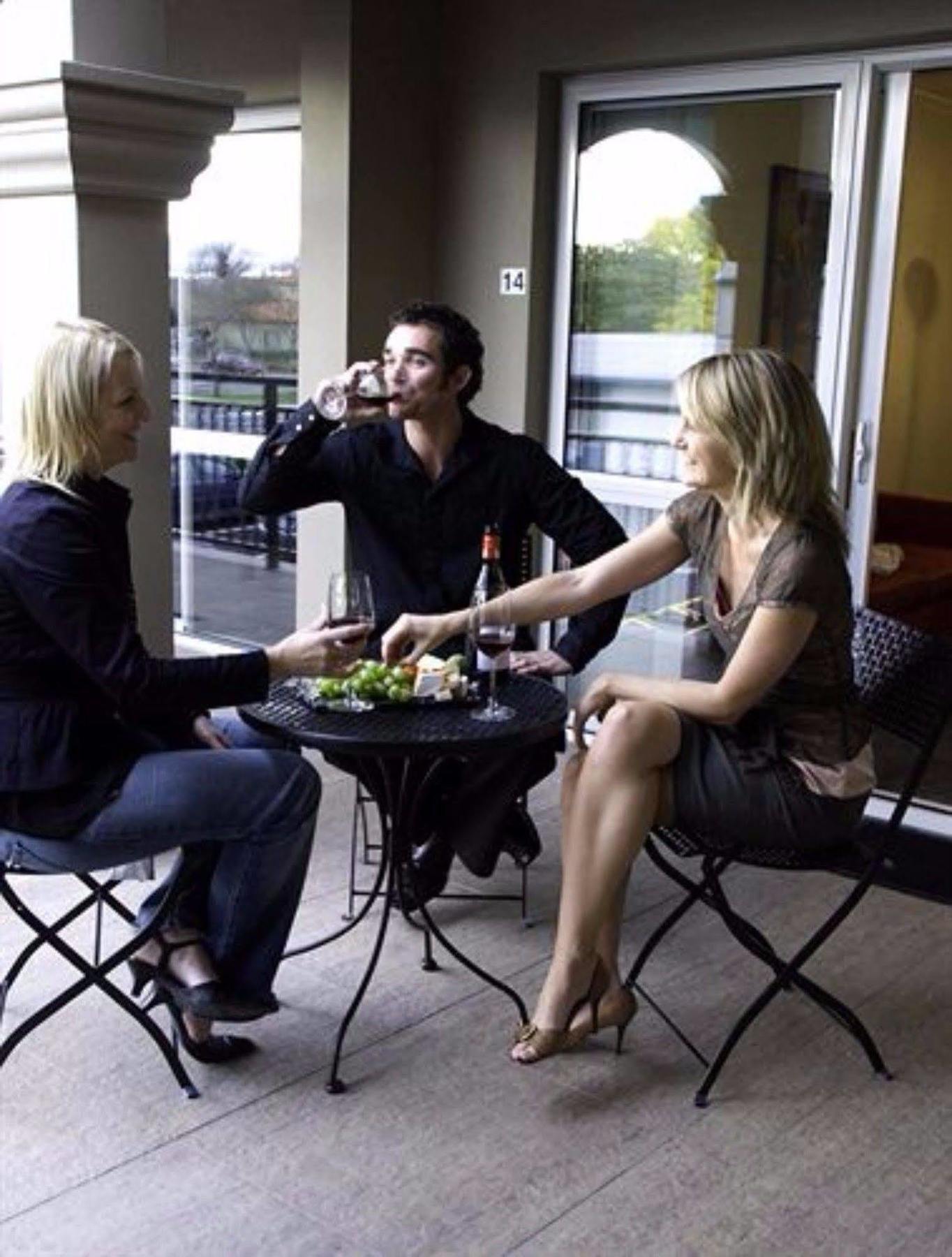 Salerno Motel Apartments Christchurch Ngoại thất bức ảnh A wine tasting