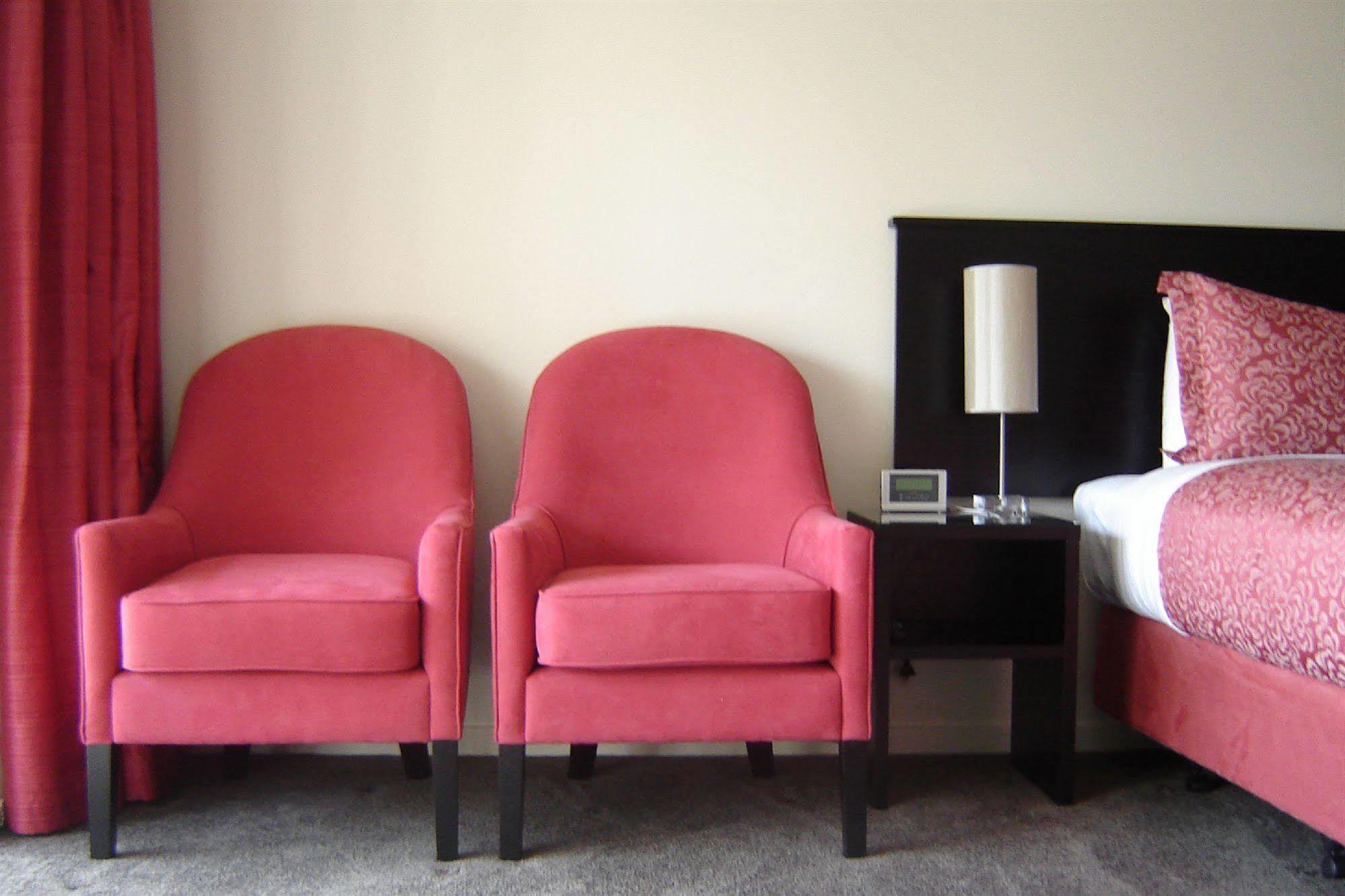 Salerno Motel Apartments Christchurch Ngoại thất bức ảnh A pair of club chairs