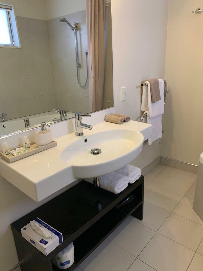 Salerno Motel Apartments Christchurch Ngoại thất bức ảnh Bathroom in a hotel