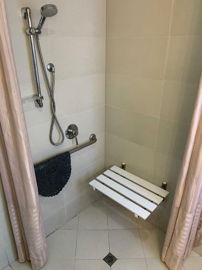 Salerno Motel Apartments Christchurch Ngoại thất bức ảnh Shower bench