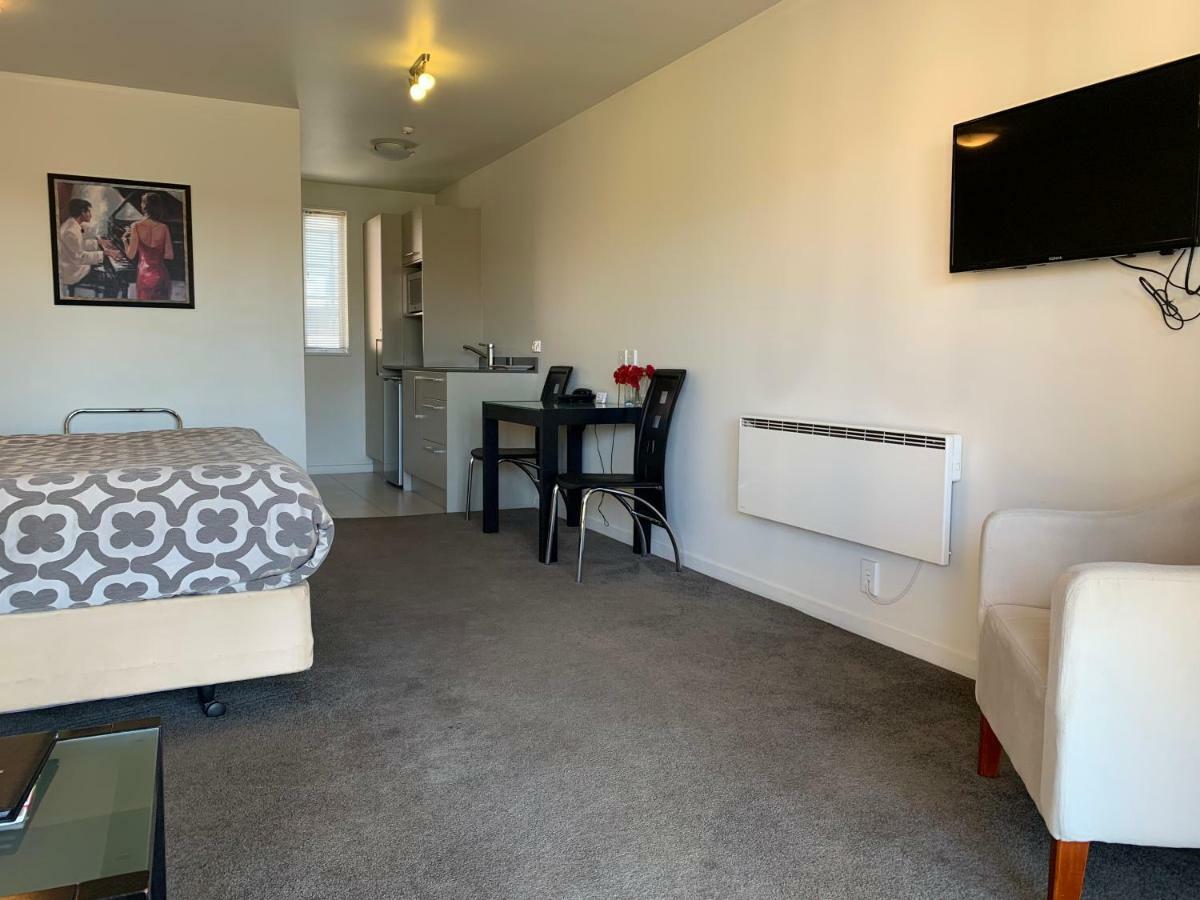Salerno Motel Apartments Christchurch Ngoại thất bức ảnh A studio apartment in New Zealand
