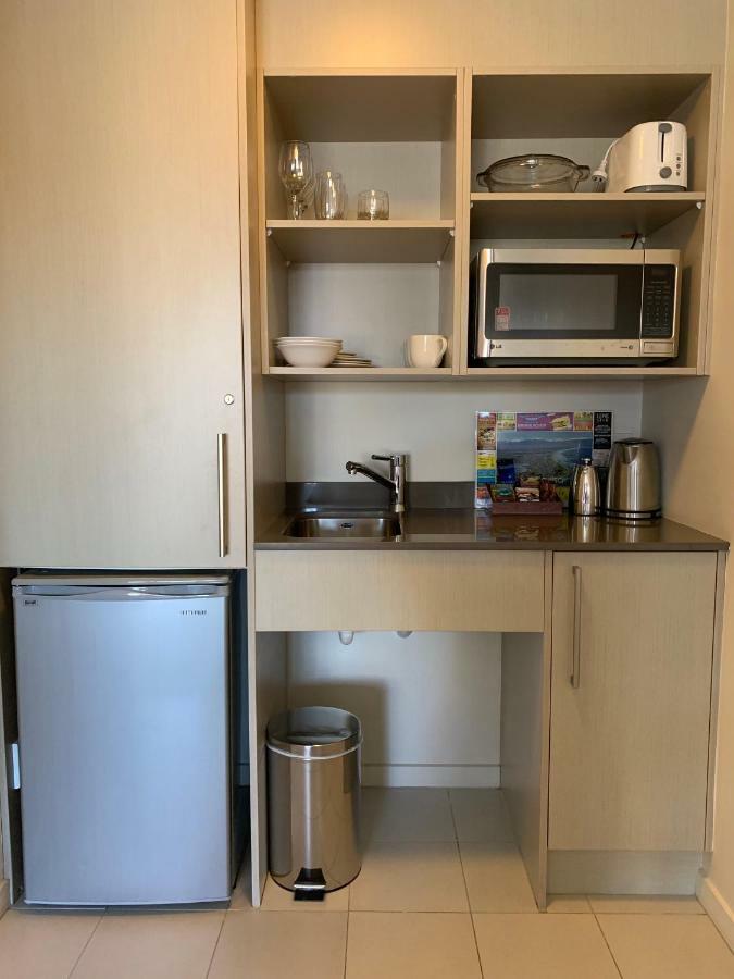 Salerno Motel Apartments Christchurch Ngoại thất bức ảnh A kitchenette in a hotel room