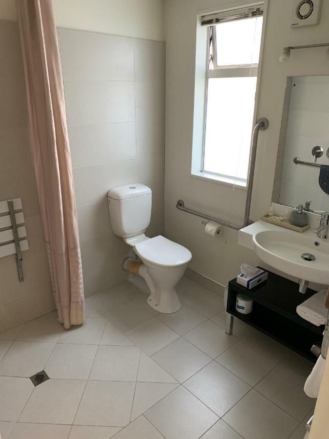 Salerno Motel Apartments Christchurch Ngoại thất bức ảnh A modern bathroom in a hotel