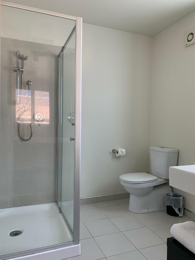 Salerno Motel Apartments Christchurch Ngoại thất bức ảnh A shower cubicle