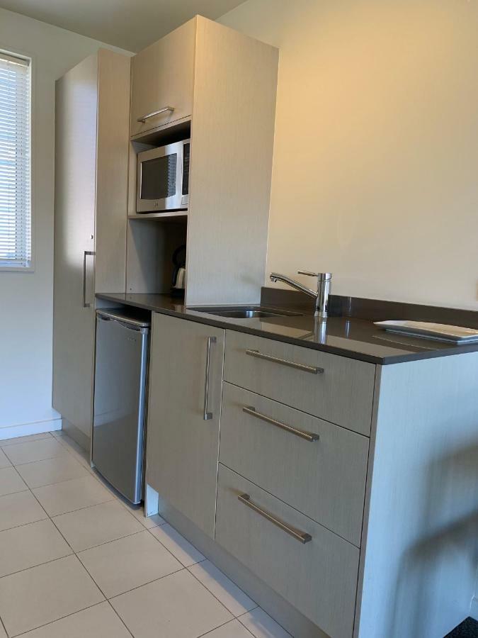 Salerno Motel Apartments Christchurch Ngoại thất bức ảnh A kitchenette in a hotel room