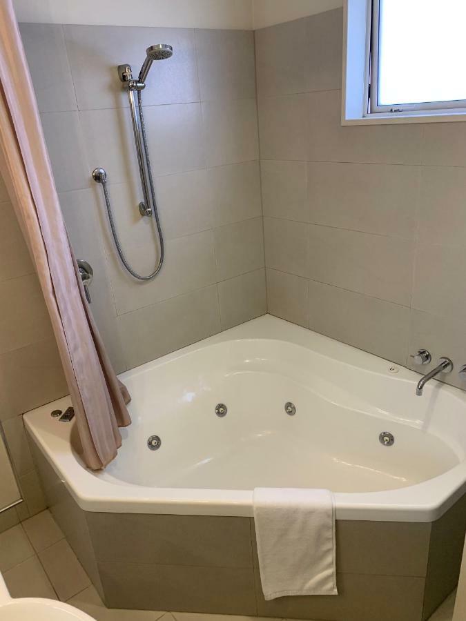Salerno Motel Apartments Christchurch Ngoại thất bức ảnh A shower curtain in a bathtub